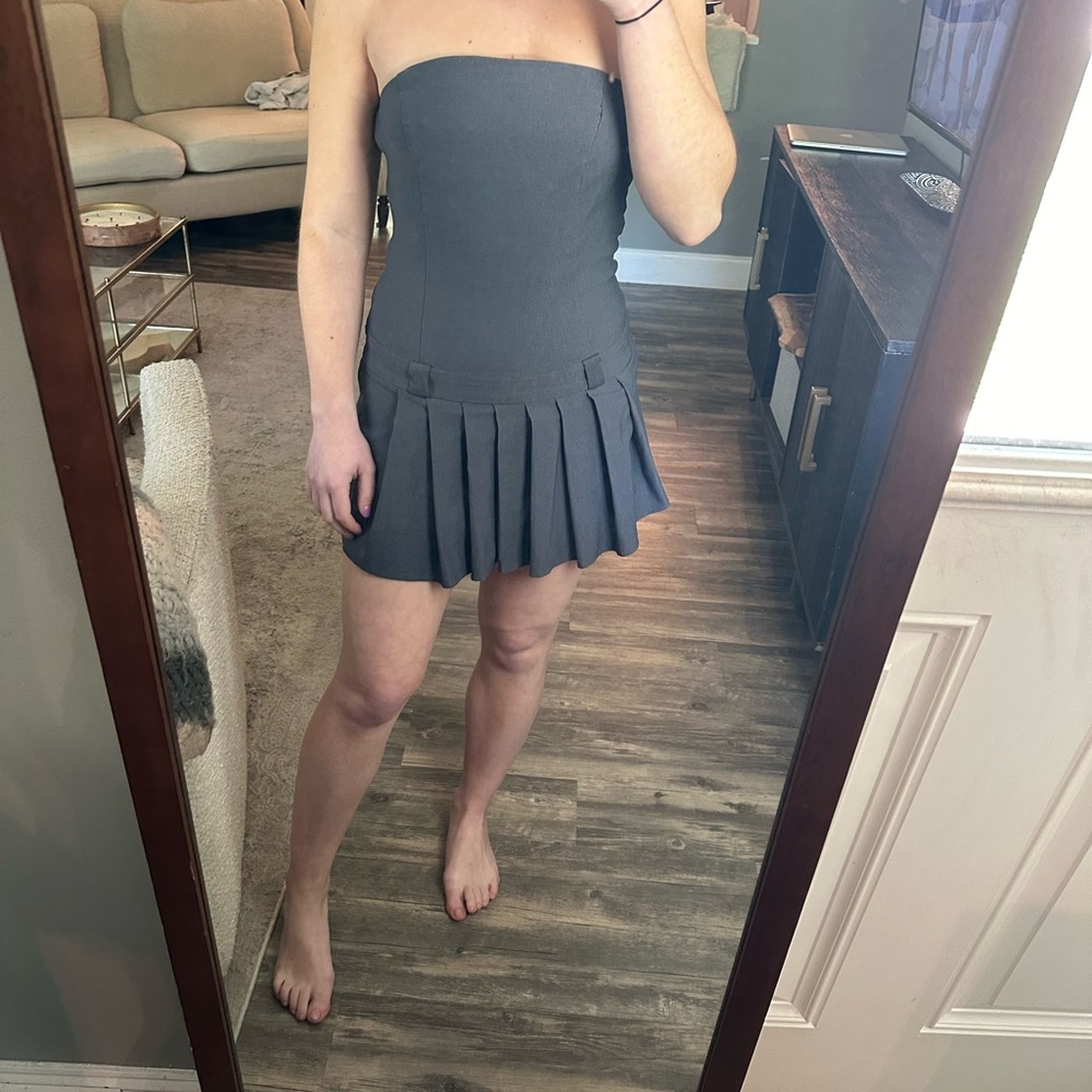 Mini pleated strapless dress
